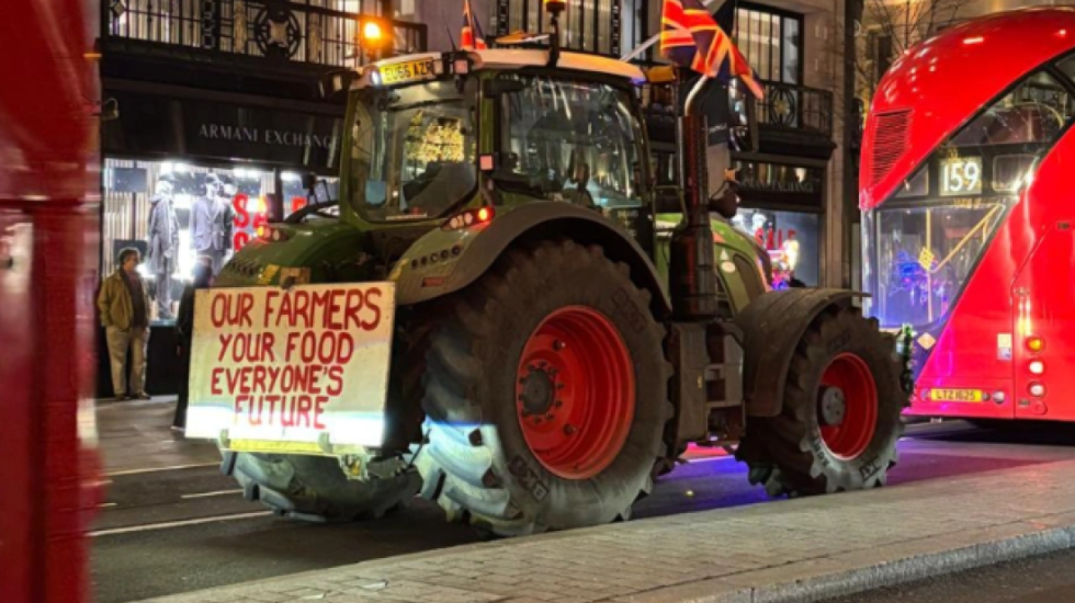 Fermerët britanikë “pushtojnë” rrugët elitare të Londrës me traktorë