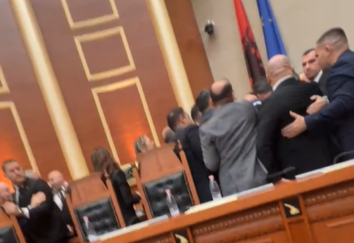 LIVE/ Nis me tensione seanca në Kuvend, deputetët e PD ulen në karriget e ministrave, përplasen me Gardën