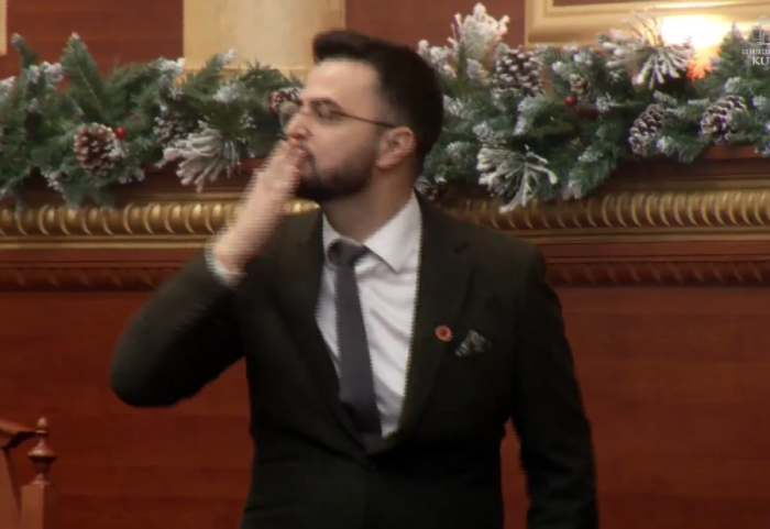 Avokati i Popullit betohet mes tensionit, Shabani i dërgon puthje opozitës