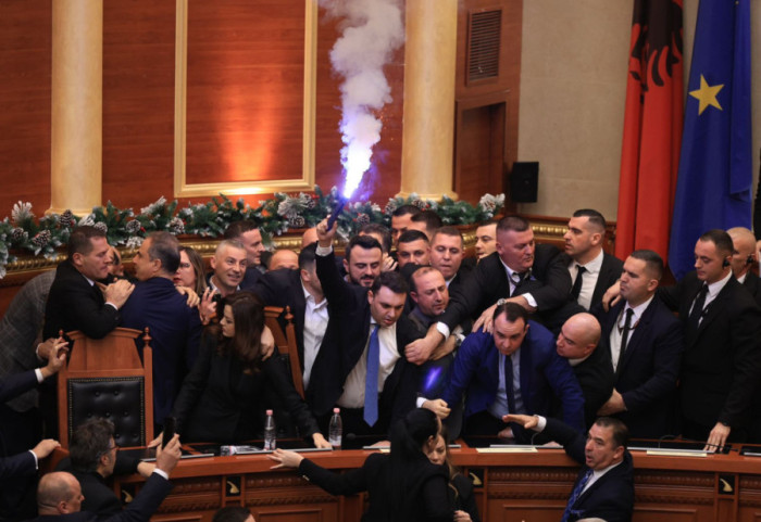 FOTO DHE VIDEO/ Përplasjet në Kuvend, Balliu dhe Noka përjashtohen nga seanca