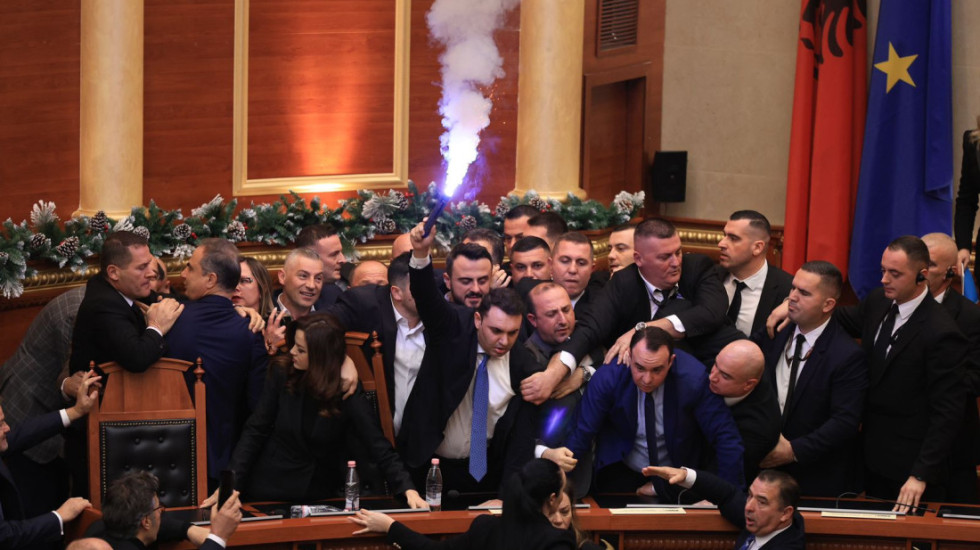 FOTO DHE VIDEO/ Përplasjet në Kuvend, Balliu dhe Noka përjashtohen nga seanca