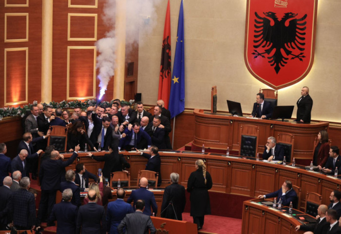 Dhuna në Kuvend, PS kërkon përjashtimin e 29 deputetëve të opozitës