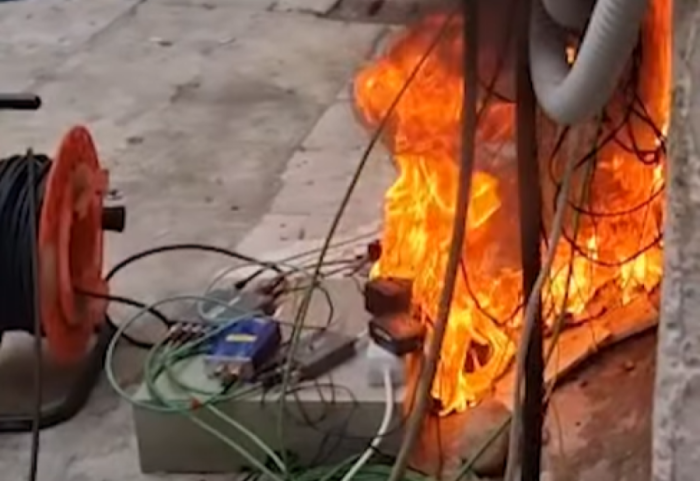 Zjarr jashtë godinës së Kuvendit, dëmtohet fibra e transmetimit