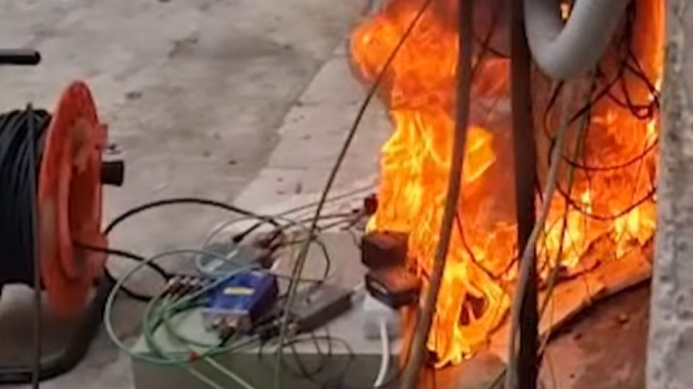 Zjarr jashtë godinës së Kuvendit, dëmtohet fibra e transmetimit