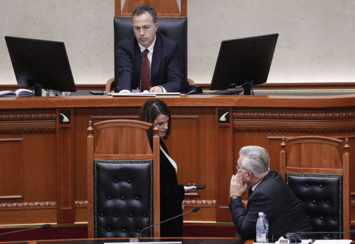 Peleshi reagon pas kaosit në Kuvend: Duhet dialog, Parlamenti nuk është arenë për beteja