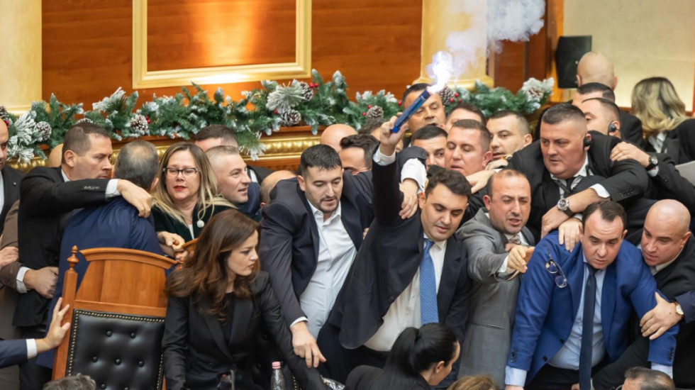 Dhuna në Kuvend, mazhoranca tregon “mëshirë”, fal 23 deputetë të PD, dënime për të tjerët