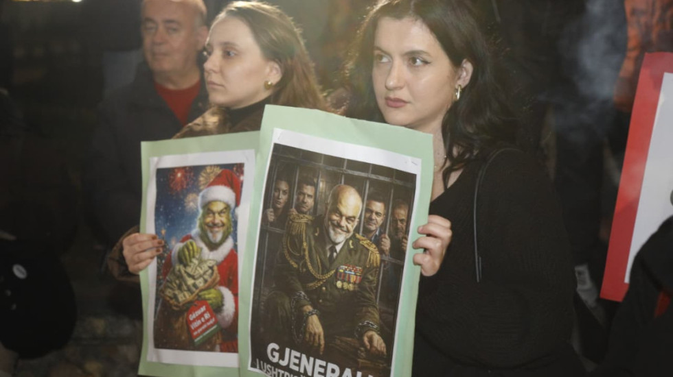 “Gjenerali i ushtrisë së burgosur”, Arlind Qori protestë para parlamentit