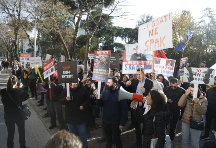 Tensione në protestën e “Mundësia” para Kuvendit, Shehaj akuzon për “pazar” ndërmjet PS dhe PD