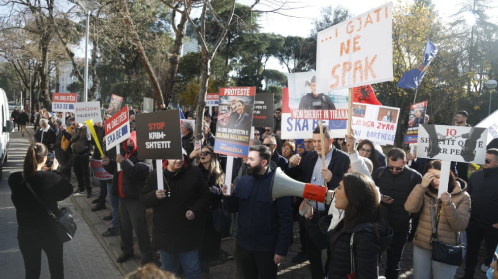 Tensione në protestën e “Mundësia” para Kuvendit, Shehaj akuzon për “pazar” ndërmjet PS dhe PD
