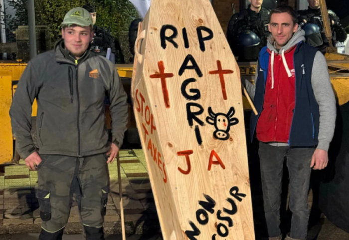 Fermerët francezë i çojnë arkivolin tek dera e shtëpisë Macron-it