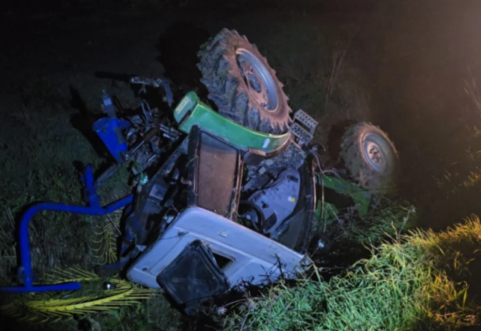 Aksident në aksin Fier–Berat, traktori përmbyset pasi përplaset nga "Benzi"