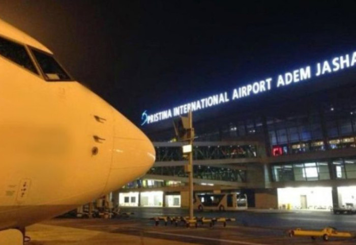 Paundët e fshehura në çorape nxjerrin zbuluar mërgimtarin në aeroportin “Adem Jashari”