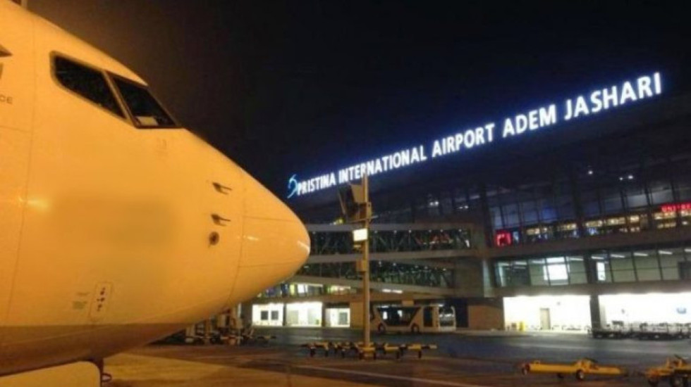 Paundët e fshehura në çorape nxjerrin zbuluar mërgimtarin në aeroportin “Adem Jashari”