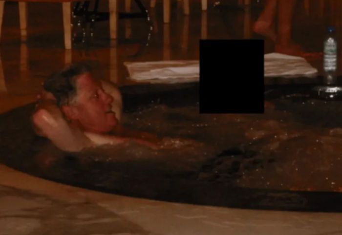 Publikimi i fotove të tij në pishinën e Jeffrey Epstein, reagon Bill Clinton