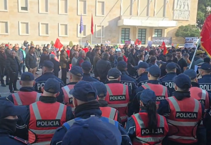 Tension tek Kryeministria, qytetarët përleshen me policinë në protestën e “Shqipëria Bëhet”