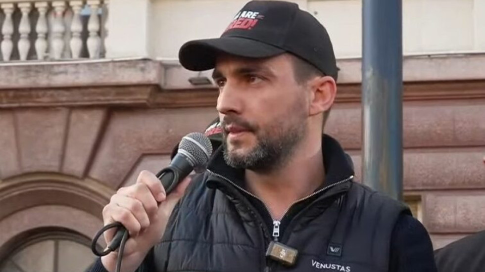 “Edi Rama, koha jote mbaroi”, Lapaj nga protesta kërkon dorëheqjen e kryeministrit