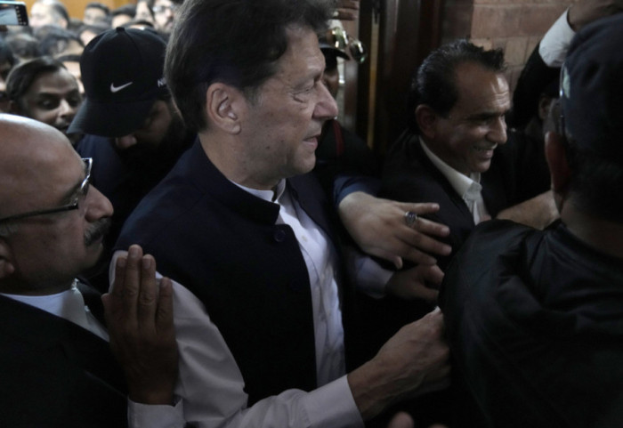 Pakistan: Akuzat për korrupsion, 17 vjet burg për ish-kryeministrin Imran Khan dhe bashkëshorten e tij