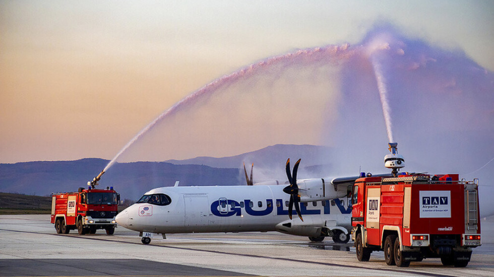 Mjegulla e dendur në Shkup anulon dhjetëra fluturime