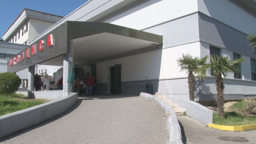 Plagoset me thikë taksisti në Durrës, në gjendje të rëndë në spital