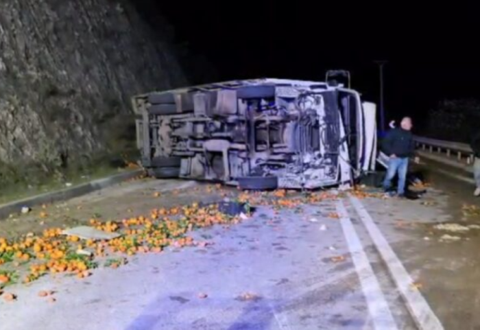 Mbushet me fruta aksi Levan-Tepelenë, aksidentohet kamioni me agrume