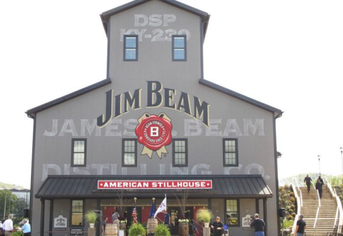 Prodhuesi i famshëm i uiskit mbyll distilerinë kryesore