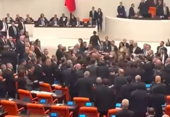 Përleshje mes deputetëve në Turqi,  gjatë seancës për buxhetin