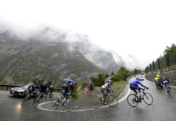 Panik në Itali, makina në lëvizje qëllon ndaj grupit të çiklistëve