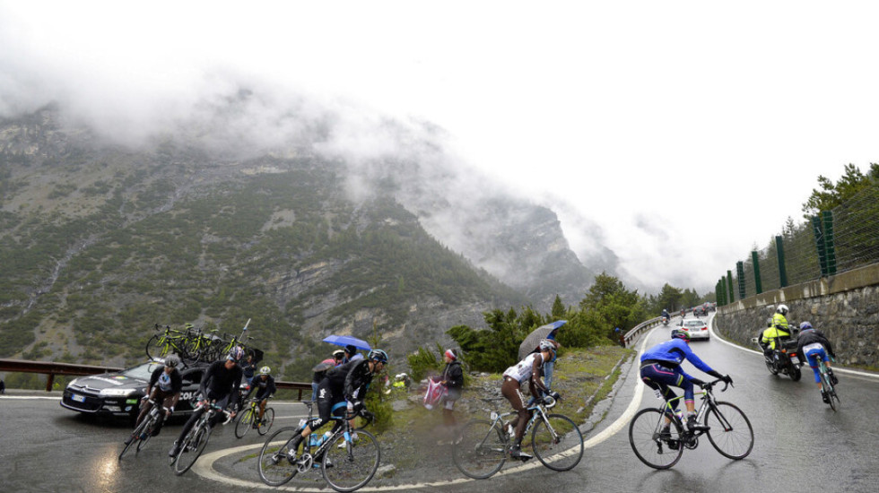 Panik në Itali, makina në lëvizje qëllon ndaj grupit të çiklistëve