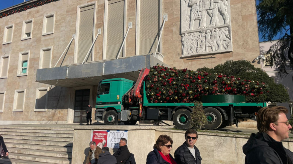 Tre orë larg nga protesta e PD, Kryeministria e blinduar, hiqet edhe pema e Krishtlindjeve