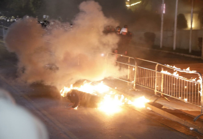 Evitohet tragjedia, polici ndihmon protestuesin që mori flakë nga molotovi