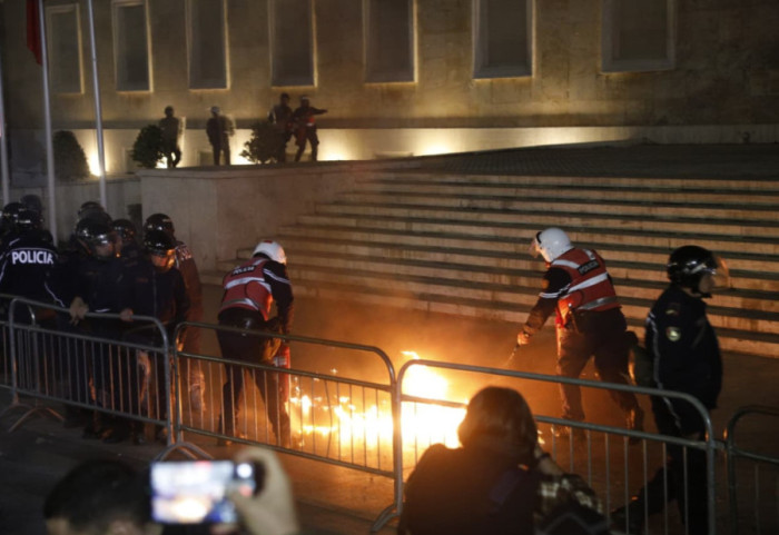 Molotovët drejt Kryeministrisë, 4 të arrestuar dhe 7 të proceduar