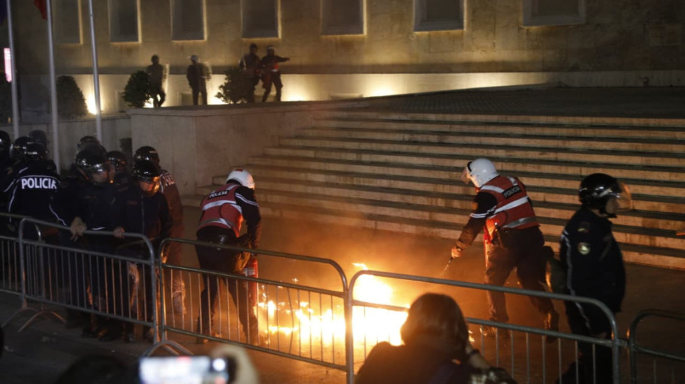 Molotovët drejt Kryeministrisë, 4 të arrestuar dhe 7 të proceduar