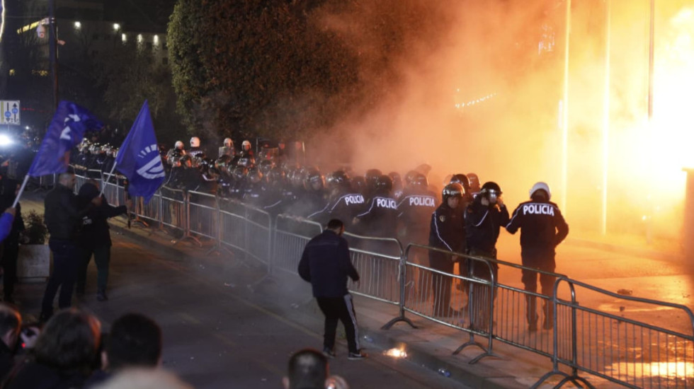 Molotovi në protestën e PD, lihen të lirë katër protestuesit e arrestuar