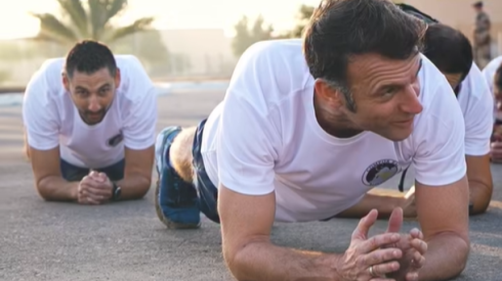 Macron tregon muskujt, stërvitje me ushtarët francezë, shefi i Elizesë u gatuan edhe ushqim