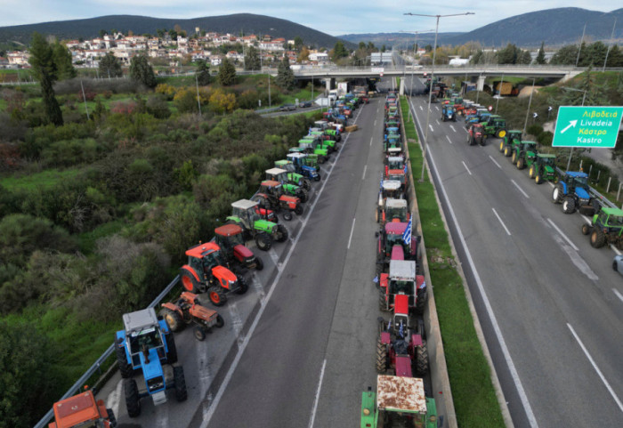 Micotaqis presion fermerëve grekë: Qeveria ime nuk shantazhohet, policia të lirojë rrugët