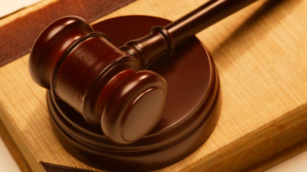 I dha ëmbëlsira kolegëve për ditëlindje, e shkarkojnë nga puna, gjykata detyron kompaninë t’i paguajë 100 mijë euro