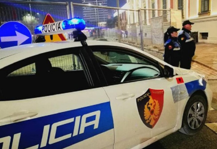 Plagosi me thikë 18-vjeçarin, në pranga bashkëmoshatari