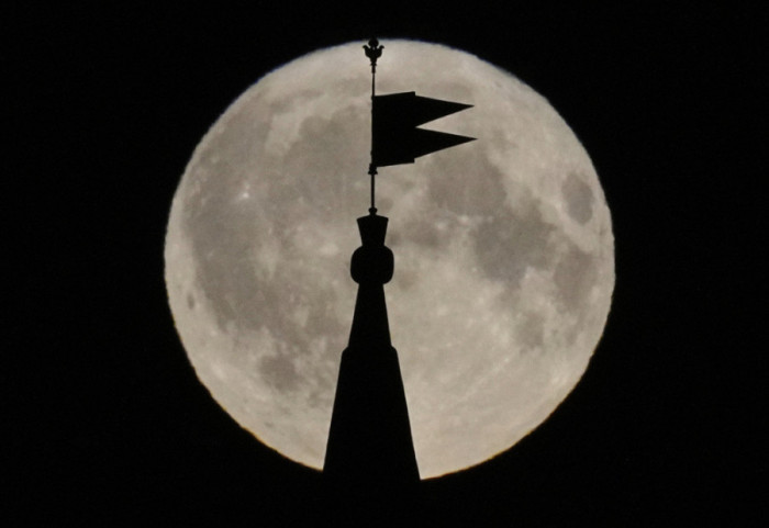 “Lufta” për hapësirën, Rusia zbulon planin për ndërtimin e centralit bërthamor në Hënë