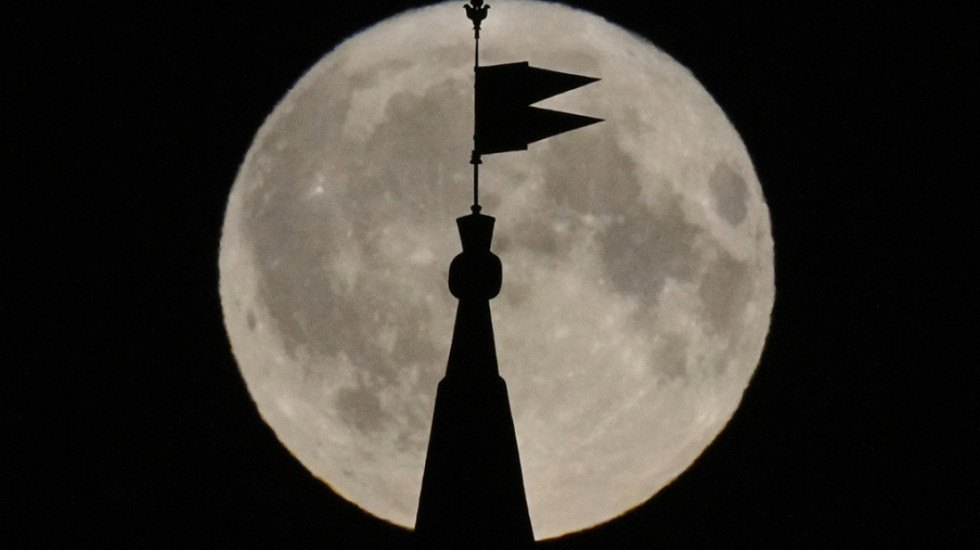 “Lufta” për hapësirën, Rusia zbulon planin për ndërtimin e centralit bërthamor në Hënë