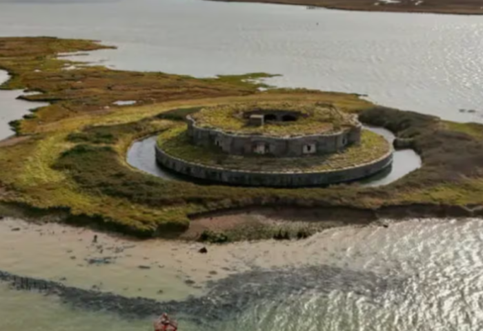 Një bunker në mes të ishullit, përballoi Luftën e Dytë Botërore, tani ka një pronar të ri