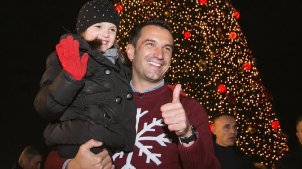 “Drita fiton mbi errësirën”, Veliaj uron Krishtlindjen: Çdo sfidë mund të kthehet në mundësi