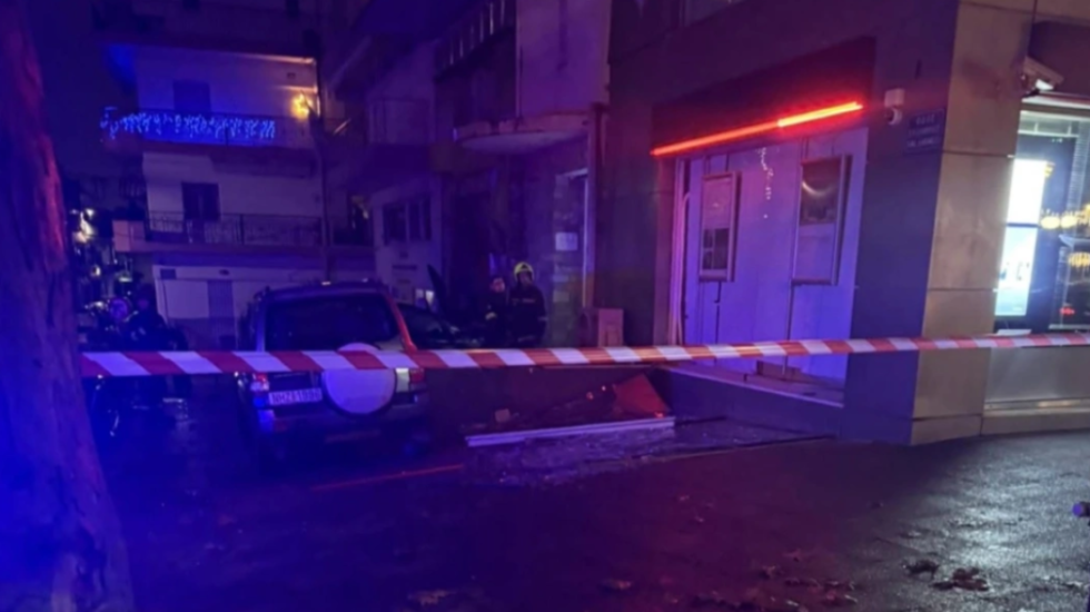 Shpërthim për Krishtlindje në Selanik, sulmohet dega e një banke