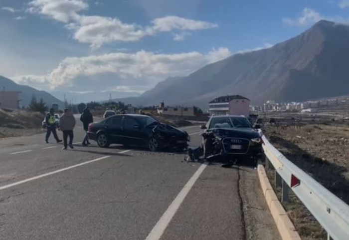 Aksident me 4 të plagosur në Maqellarë