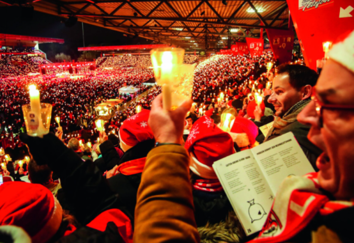 Kur fryma e festave pushton stadiumin! Thuajse 30 mijë tifozë mblidhen për të kënduar këngën e Krishtlindjes