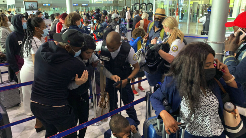 Radhë të gjata për pasagjerët jashtë BE-së në aeroportin europian, shumë humbasin fluturimin