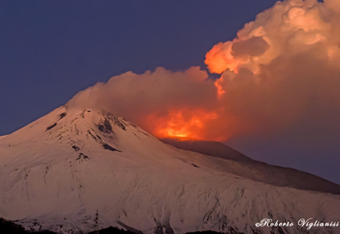 Zjarr dhe hi në mes të dëborës, vullkani Etna dhuron spektakël për festa