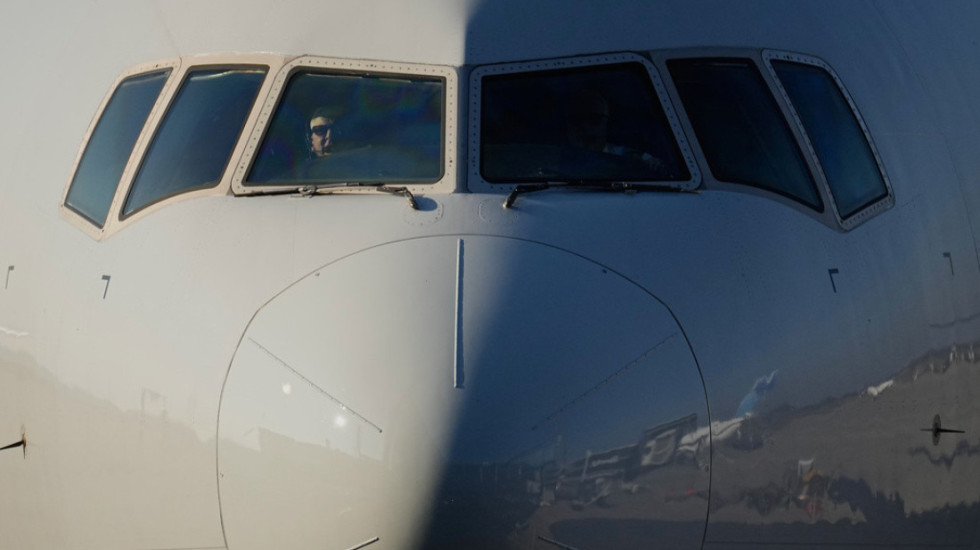 Pilotin e shkarkojnë nga puna pak minuta para nisjes së avionit, ajo që bën kërkon ndërhyrjen e policisë