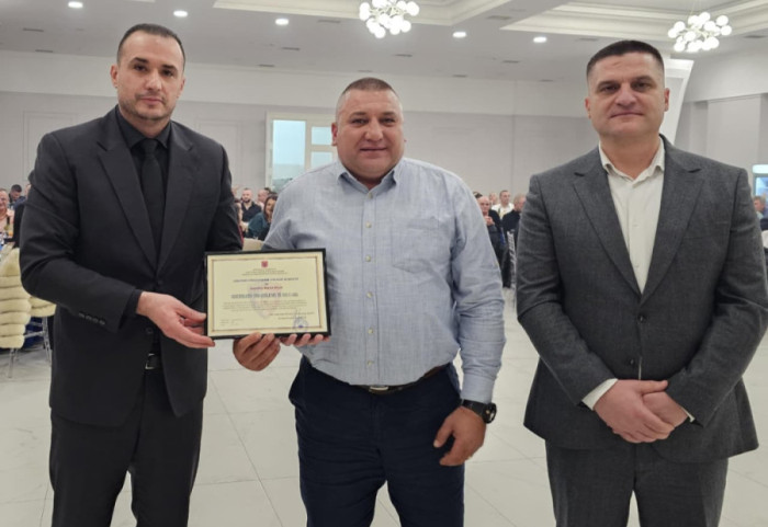 I shpëtoi jetën protestuesit, vlerësohet polici i “Shqiponjave”