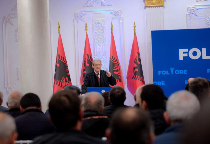 Berisha provon të “sfumojë” Salianjin, takim me demokratët në Korçë