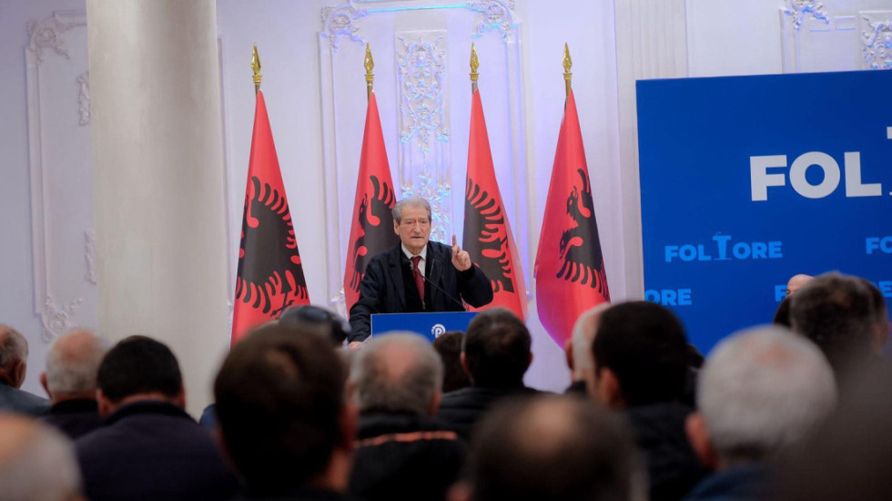 Berisha provon të “sfumojë” Salianjin, takim me demokratët në Korçë